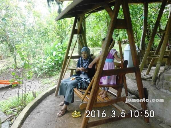 wahana tempat ayunan bersantai di taman kupu kupu gita persada