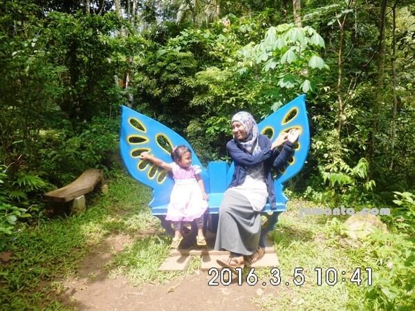 foto cantik dengan latar belakang kupu di taman kupu lampung