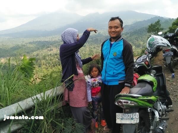 pemandangan indah menuju air terjun lembah pelangi ulubelu