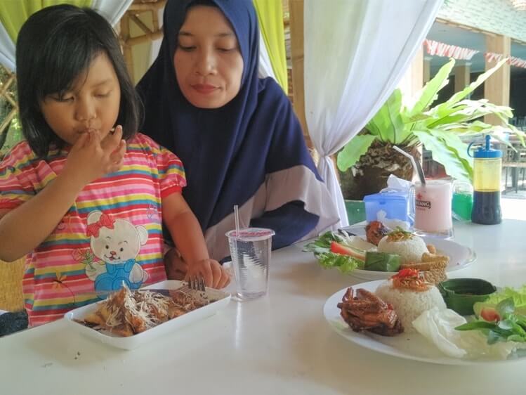 review kuliner makan di griya liwet pahoman