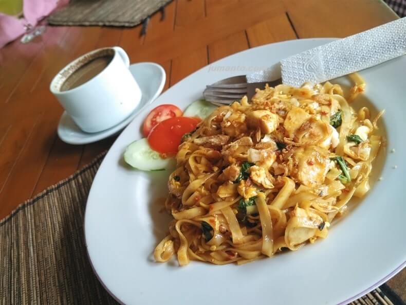 Makan Di Resto Tabek Indah Lampung Setelah Ke Kolam Renang