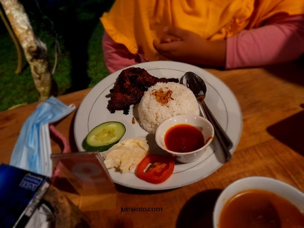 menu ayam bakar maknoni village cafe bandar lampung